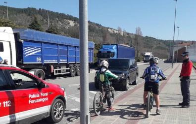Policía Foral se moviliza para informar a los ciudadanos del estado de alarma