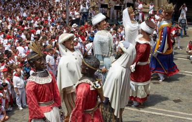 Fotos de la despedida de la Comparsa de Gigantes y Cabezudos en la plaza Consistorial en San Fermín 2019