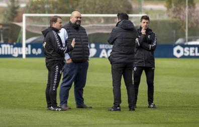 Braulio Vázquez y Cata charlan con Jagoba Arrasate y Bittor Alkiza después de un entrenamiento de Osasuna en febrero.