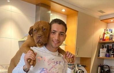 El Chimy Ávila, confinado en casa, no pierde la actitud positiva ante todo. En la foto, en la cocina junto a su perra Luna.