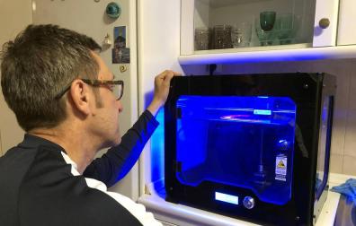 El profesor del colegio San Francisco Javier (Jesuitas) de Tudela, Emilio Pérez, junto a la impresora.