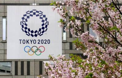 Fotografía de archivo de un cartel con el logotipo de los Juegos Olímpicos de Tokio 2020 junto a un cerezo en flor el 6 de marzo de 2018.