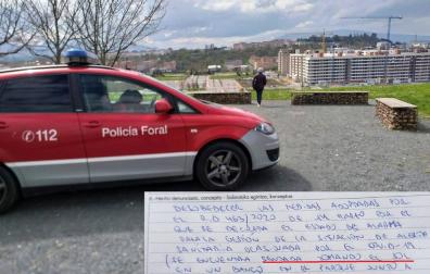 Denunciada tras ser sorprendida tomando el sol en un banco en Ripagaina