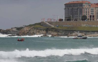 Se reanuda la búsqueda de la joven arrastrada por el mar en A Coruña