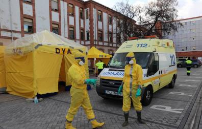 Efectivos de la DYA se preparan para desinfectar una ambulancia con un tratamiento de ozono, agua y lejía para prevenir el contagio por coronavirus