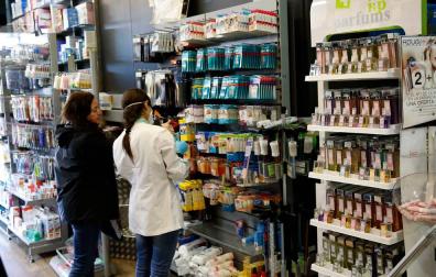 Colas fuera de las farmacias
