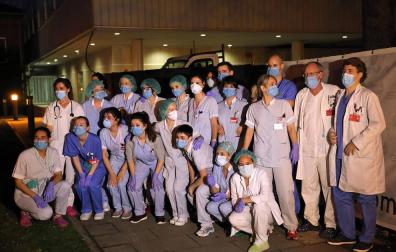 Personal sanitario del CHN, durante el homenaje que les rindió las fuerzas de seguridad.