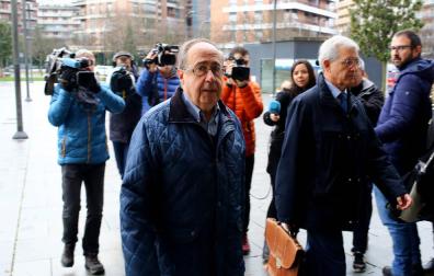 El exgerente de Osasuna Ángel Vizcay entra al Palacio de Justicia durante la celebración del juicio.