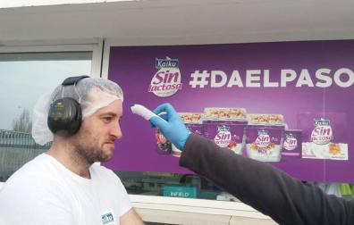 Un trabajador de Kaiku se toma la temperatura.