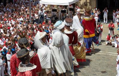 Fotos de la despedida de la Comparsa de Gigantes y Cabezudos en la plaza Consistorial en San Fermín 2019