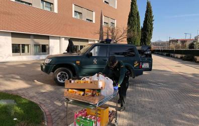 Agentes de la Guardia Civil han recogido los alimentos donados por vecinos y el Hotel el Toro y los han trasladado a la Residencia de Mayores de las Hernitas de los Pobres