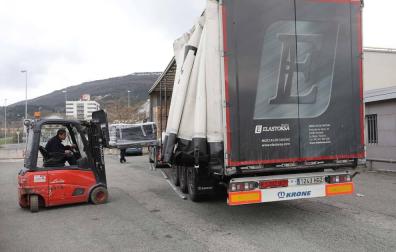 Un operario trabaja en la descarga de un camión a las puertas de Industrias del Caucho.
