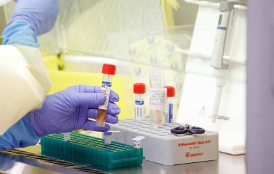 Tubo de muestra de coronavirus para analizar