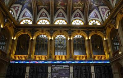 El Ibex 35 rebota casi un 2% y busca los 7.600 enteros, inmerso en la volatilidad