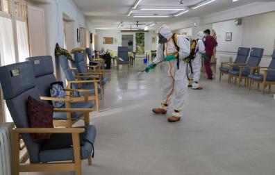 Voluntarios de Protección Civil Tudela realizan la desinfección de la residencia de la Misericordia de la ciudad.