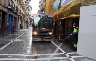 Cien personas limpian las calles de Pamplona, centradas en el virus