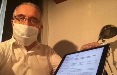 Enrique Maya, en su casa de Pamplona, protegido por una mascarilla.