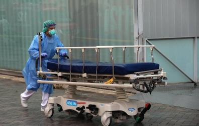 Trabajos en el Complejo Hospitalario de Navarra para desinfectar las camillas de coronavirus.