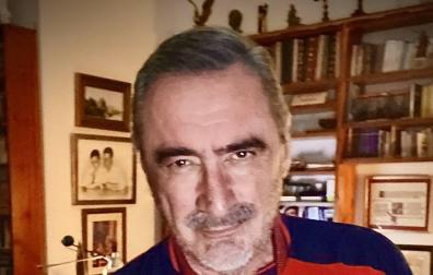 Carlos Herrera hace su programa de radio de hoy con la camiseta de Osasuna