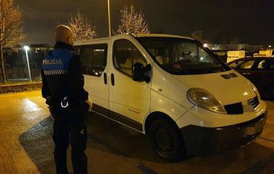 Un agente de la Policía Municipal de Noáin, junto al vehículo interceptado.