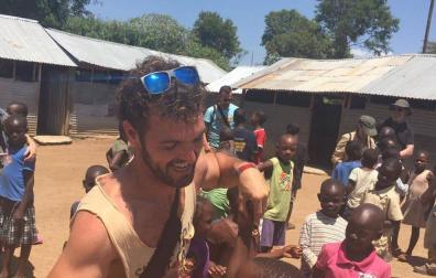 Un navarro, entre los 18 españoles atrapados en Uganda