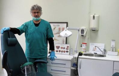 Luis Ángel Arigita Muro en una de las consultas donde atiende a los pacientes en San Adrián.