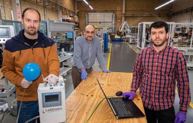 Eduardo López Lekumberri, David Fernández de la Pradilla Alegría y Pablo Montes Cale, en la empresa Largoiko de Villatuerta, muestran el equipo de respiración asistida que han desarrollado.