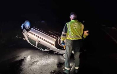 Trasladada al Hospital Reina Sofía tras volcar su coche en Fitero