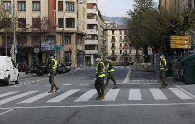 Varios soldados de las Fuerzas Armadas, en Pamplona, con motivo del estado de alarma por el coronavirus.