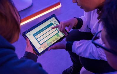 Varios jóvenes con el programa Efigy Education en una tablet