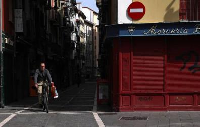 Las bicicletas están permitidas como un medio de transporte más, siempre que la causa esté justificada y no sea ocio.