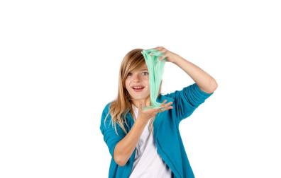 Fotografía de niña con slime.