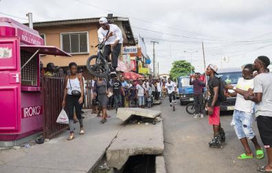 Una de las escenas deldocumental de Courage Adams en su regreso a Nigeria.