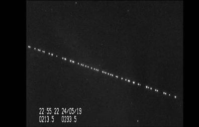 Fotografía de satélites starlink en el cielo.