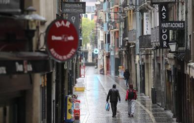 Dos personas, en la calle San Nicolás de Pamplona.