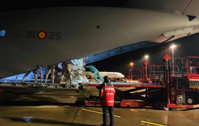 Avión del Ejército del Aire en la base de Torrejón descargando respiradores donados por Alemania.