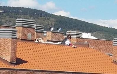 Las dos jóvenes, en el tejado de su edificio tomando el sol
