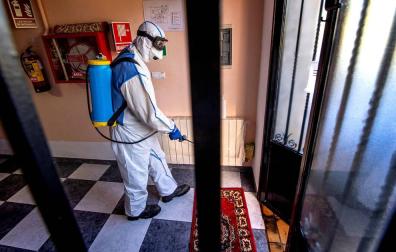 Unidades de la empresa pública de Gestión Ambiental de Castilla-La Mancha (Geacam) desinfectan una residencia de ancianos en Santiago de los Montes, en Toledo.
