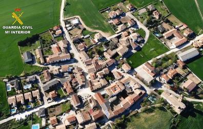 El dron de la Guardia Civil sorprende a cuatro personas reunidas en la plaza de Adiós
