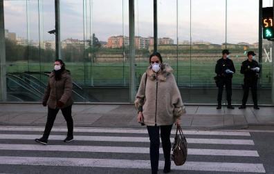 Agentes reparten mascarillas para prevenir el coronavirus en Pamplona.
