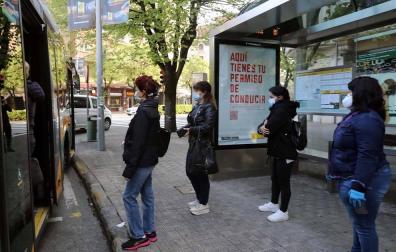 Agentes reparten mascarillas para prevenir el coronavirus en Pamplona.