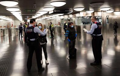 Los Mossos d'Esquadra realizan controles de movilidad en el Metro de Barcelona