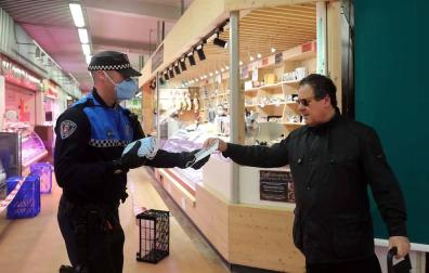 Agentes reparten mascarillas para prevenir el coronavirus en Pamplona.