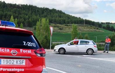 Agentes de la Policía Foral, en un control de circulación en Tiebas
