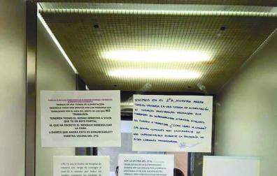 El ascensor, con los carteles de apoyo.