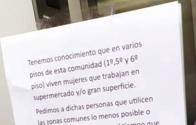 Cartel contra empleadas de supermercado en un portal de Pamplona