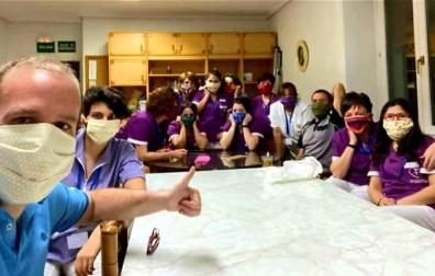 David Cabrero, izquierda, y todo el equipo que está confinado en la Residencia San Jerónimo de Estella.