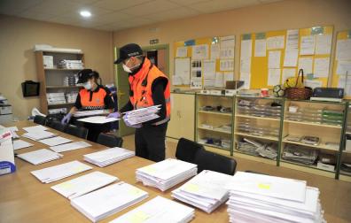 Oshama IHdi y Johana Cajido (protección civil) preparan en CP Virgen del Soto (Caparroso) materiales que llevarán a domicilio.