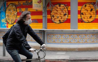 Una persona se traslada en bicicleta en Valencia durante el trigésimo cuarto día del estado de alarma.