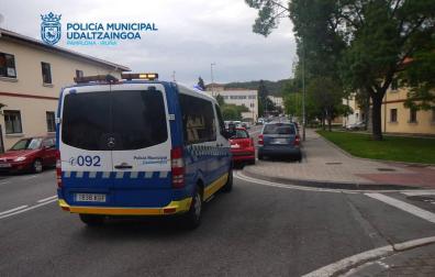 Un vehículo de la Policía Municipal, junto al vehículo accidentado.